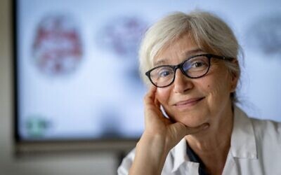Nelly Pitteloud, cheffe du service d'endocrinologie du Centre hospitalier universitaire vaudois (CHUV), à Lausanne, avant la publication d'une étude dans la revue académique Science, en collaboration avec une équipe de l'Inserm (au sein du laboratoire de neurosciences et cognition de Lille), le 1er septembre 2022. (Crédit : Fabrice Coffrini/AFP)