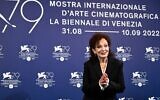 La photographe américaine Nan Goldin pose le 3 septembre 2022 au 79e Festival international du film de Venise au Lido di Venezia à Venise, en Italie. (Crédit : Tiziana FABI / AFP)