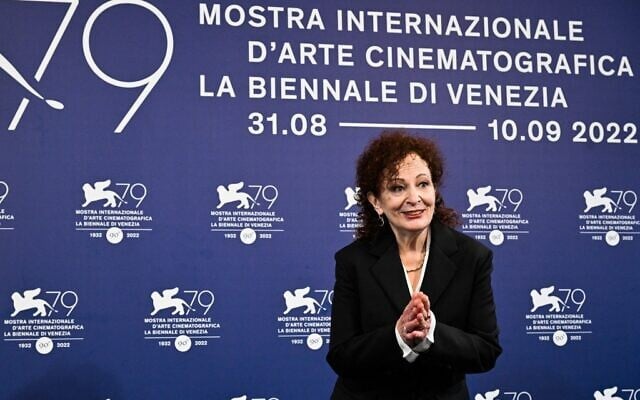 La photographe américaine Nan Goldin pose le 3 septembre 2022 au 79e Festival international du film de Venise au Lido di Venezia à Venise, en Italie. (Crédit : Tiziana FABI / AFP) La photographe américaine Nan Goldin pose le 3 septembre 2022 au 79e Festival international du film de Venise au Lido di Venezia à Venise, en Italie. (Crédit : Tiziana FABI / AFP)