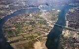 Cette photo prise le 14 mai 2021 montre une vue aérienne du viaduc "Tahya Masr" (Vive l'Egypte) traversant l'île du Nil de Warraq (L) à la périphérie nord de la capitale égyptienne Le Caire depuis le district de Rod al-Farag au Caire (en haut) dans le quartier d'Imbaba dans la ville jumelle du Caire de Gizeh (en bas) pour se connecter à l'autoroute périphérique qui entoure le Grand Caire. (Crédit : Amir MAKAR / AFP)