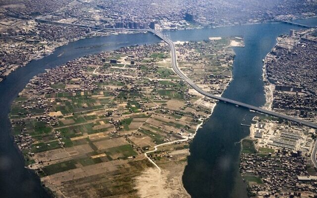 Cette photo prise le 14 mai 2021 montre une vue aérienne du viaduc "Tahya Masr" (Vive l'Egypte) traversant l'île du Nil de Warraq (L) à la périphérie nord de la capitale égyptienne Le Caire depuis le district de Rod al-Farag au Caire (en haut) dans le quartier d'Imbaba dans la ville jumelle du Caire de Gizeh (en bas) pour se connecter à l'autoroute périphérique qui entoure le Grand Caire. (Crédit : Amir MAKAR / AFP) Cette photo prise le 14 mai 2021 montre une vue aérienne du viaduc "Tahya Masr" (Vive l'Egypte) traversant l'île du Nil de Warraq (L) à la périphérie nord de la capitale égyptienne Le Caire depuis le district de Rod al-Farag au Caire (en haut) dans le quartier d'Imbaba dans la ville jumelle du Caire de Gizeh (en bas) pour se connecter à l'autoroute périphérique qui entoure le Grand Caire. (Crédit : Amir MAKAR / AFP)