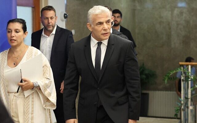 Le Premier ministre Yair Lapid arrive pour une réunion du cabinet au bureau du Premier ministre à Jérusalem, le 4 septembre 2022. (Crédit : ABIR SULTAN / POOL / AFP) Le Premier ministre Yair Lapid arrive pour une réunion du cabinet au bureau du Premier ministre à Jérusalem, le 4 septembre 2022. (Crédit : ABIR SULTAN / POOL / AFP)