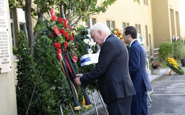 Le président allemand Frank-Walter Steinmeier, à gauche, et le président israélien Isaac Herzog déposent une gerbe durant une cérémonie marquant le 50e anniversaire de l'attaque des Jeux olympiques de Munich en 1972,sur la base aérienne de Fuerstenfeldbruck, dans le sud de l'Allemagne,  le 5 septembre 2022. (Crédit :  Thomas KIENZLE / AFP)