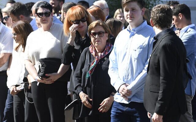 La veuve de l'entraîneur de l'équipe d'escrime Andre Spitzer et représentante des proches des victimes Ankie Spitzer, au centre, avec d'autres parents des victimes  durant une cérémonie marquant le 50e anniversaire de l'attaque des Jeux olympiques de Munich en 1972 sur la base aérienne de Fuerstenfeldbruck, dans le sud de l'Allemagne, le 5 septembre 2022. (Crédit :  Thomas KIENZLE / AFP)