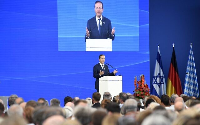 Le président israélien Isaac Herzog fait un discours durant une cérémonie marquant le 50e anniversaire de l'attaque des Jeux olympiques de Munich en 1972, sur la base aérienne de Fuerstenfeldbruck, dans le sud de l'Allemagne, le 5 septembre 2022. (Crédit :  Thomas KIENZLE / AFP)
