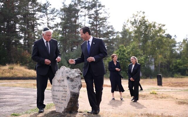 Le président allemand Frank-Walter Steinmeier (à gauche), son épouse Elke Buedenbender (à l'arrière à gauche), le président israélien Isaac Herzog (à l'avant à droite) et son épouse Michal Herzog visitent le mémorial Gedenkstaette Bergen-Belsen, site du camp de concentration nazi de Bergen-Belsen où des milliers de prisonniers de toute l'Europe ont été tués pendant la Seconde Guerre mondiale, à Bergen-Belsen près de Nordhausen, dans le centre de l'Allemagne, le 6 septembre 2022. (Crédit : Ronny HARTMANN / AFP)