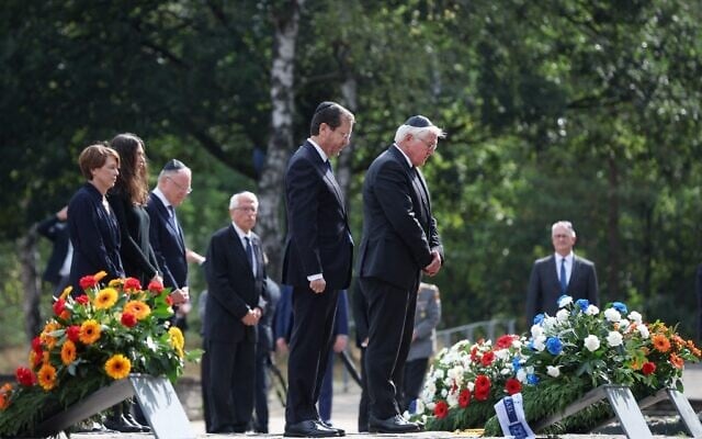 Le président allemand Frank-Walter Steinmeier (à gauche), son épouse Elke Buedenbender (à l'arrière à gauche), le président israélien Isaac Herzog (à l'avant à droite) et son épouse Michal Herzog visitent le mémorial Gedenkstaette Bergen-Belsen, site du camp de concentration nazi de Bergen-Belsen où des milliers de prisonniers de toute l'Europe ont été tués pendant la Seconde Guerre mondiale, à Bergen-Belsen près de Nordhausen, dans le centre de l'Allemagne, le 6 septembre 2022. (Crédit : Ronny HARTMANN / AFP)