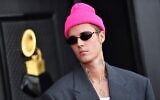 Dans cette photo d'archive du 3 avril 2022, le chanteur canadien Justin Bieber arrive pour la 64e cérémonie annuelle des Grammy Awards au MGM Grand Garden Arena de Las Vegas. (Angela Weiss/AFP)