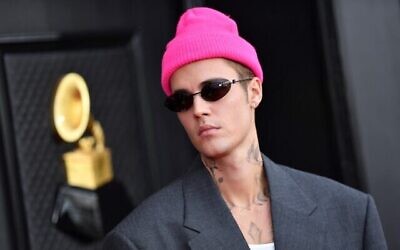 Dans cette photo d'archive du 3 avril 2022, le chanteur canadien Justin Bieber arrive pour la 64e cérémonie annuelle des Grammy Awards au MGM Grand Garden Arena de Las Vegas. (Angela Weiss/AFP)