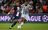 L'attaquant brésilien Neymar du Paris Saint-Germain et le défenseur brésilien Bremer de la Juventus lors du match de football aller du groupe H de l'UEFA Champions League opposant le Paris Saint-Germain (PSG) à la Juventus au Parc des Princes, à Paris, le 6 septembre 2022. (Crédit : Anne-Christine Poujoulat/AFP)