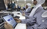 Les élèves d'une école gérée par l'Office de secours et de travaux des Nations Unies pour les réfugiés de Palestine (UNRWA) utilisent de nouvelles tablettes électroniques en classe, dans la ville de Gaza, le 7 septembre 2022 (Crédit : MOHAMMED ABED / AFP)