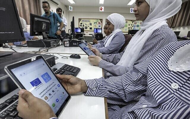 Les élèves d'une école gérée par l'Office de secours et de travaux des Nations Unies pour les réfugiés de Palestine (UNRWA) utilisent de nouvelles tablettes électroniques en classe, dans la ville de Gaza, le 7 septembre 2022 (Crédit : MOHAMMED ABED / AFP) Les élèves d'une école gérée par l'Office de secours et de travaux des Nations Unies pour les réfugiés de Palestine (UNRWA) utilisent de nouvelles tablettes électroniques en classe, dans la ville de Gaza, le 7 septembre 2022 (Crédit : MOHAMMED ABED / AFP)