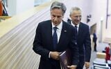 Le secrétaire d'État américain Antony Blinken et le secrétaire général de l'OTAN Jens Stoltenberg, à droite, quittent une conférence de presse conjointe à Bruxelles, le 9 septembre 2022, au lendemain de la visite inopinée du secrétaire d'État américain en Ukraine. (Crédit : JONATHAN ERNST / POOL / AFP)
