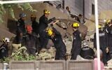 Des secouristes jordaniens recherchent des personnes disparues sous les décombres d'un immeuble résidentiel de quatre étages qui s'est effondré dans le centre d'Amman, le 13 septembre 2022. (Crédit : Khalil MAZRAAWI / AFP)