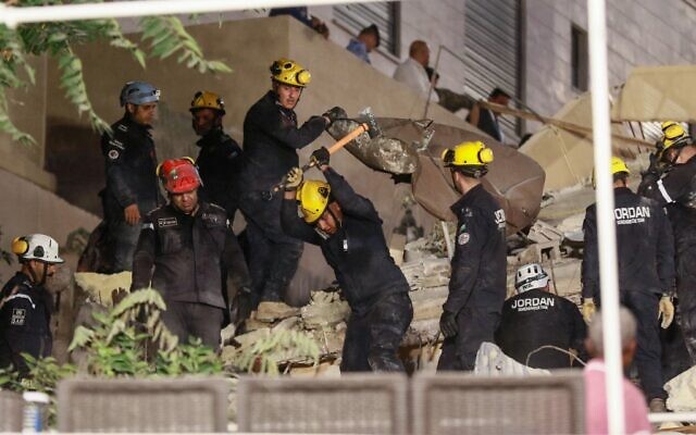 Des secouristes jordaniens recherchent des personnes disparues sous les décombres d'un immeuble résidentiel de quatre étages qui s'est effondré dans le centre d'Amman, le 13 septembre 2022. (Crédit : Khalil MAZRAAWI / AFP)