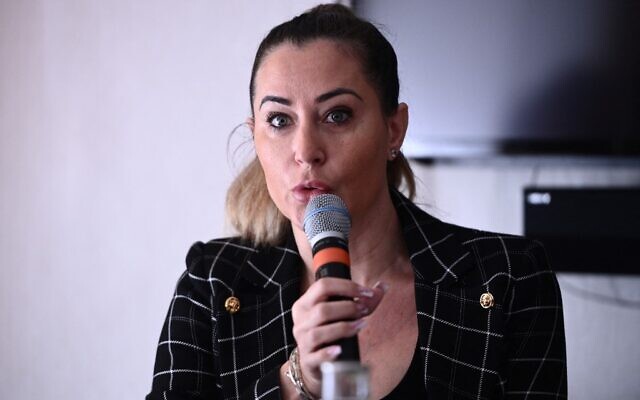 Magali Berdah, PDG de l'agence d'influence Shauna Events, lors d'une conférence de presse, à Paris, le 14 septembre 2022. (Crédit : Christophe Archambault/AFP) Magali Berdah, PDG de l'agence d'influence Shauna Events, lors d'une conférence de presse, à Paris, le 14 septembre 2022. (Crédit : Christophe Archambault/AFP)