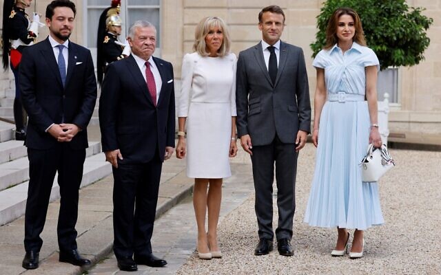 Le président français Emmanuel Macron (2ndD) et son épouse Brigitte Macron (C) accueillent le roi Abdallah de Jordanie (2ndg), la reine Rania de Jordanie (d) et le prince héritier Hussein (g) avant leur rencontre à l'Elysée à Paris, le 14 septembre 2022. (Crédit : Ludovic MARIN / AFP) Le président français Emmanuel Macron (2ndD) et son épouse Brigitte Macron (C) accueillent le roi Abdallah de Jordanie (2ndg), la reine Rania de Jordanie (d) et le prince héritier Hussein (g) avant leur rencontre à l'Elysée à Paris, le 14 septembre 2022. (Crédit : Ludovic MARIN / AFP)