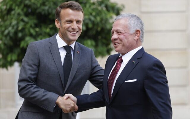 Le président français Emmanuel Macron (à gauche) accueille le roi Abdallah de Jordanie avant leur rencontre à l'Elysée à Paris, le 14 septembre 2022. (Crédit : Ludovic MARIN / AFP) Le président français Emmanuel Macron (à gauche) accueille le roi Abdallah de Jordanie avant leur rencontre à l'Elysée à Paris, le 14 septembre 2022. (Crédit : Ludovic MARIN / AFP)