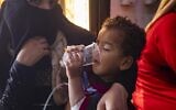 Un enfant souffrant de choléra reçoit des soins à l'hôpital Al-Kasrah dans la province orientale de Deir Ezzor, le 17 septembre 2022, zone affectée par l'utilisation d'eau contaminée de l'Euphrate, une source d’eau majeure à la fois pour s’hydrater et pour l'irrigation. (Crédit : Delil SOULEIMAN / AFP)