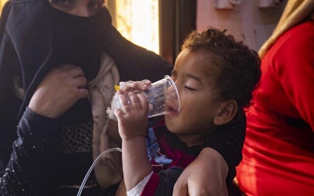 Un enfant souffrant de choléra reçoit des soins à l'hôpital Al-Kasrah dans la province orientale de Deir Ezzor, le 17 septembre 2022, zone affectée par l'utilisation d'eau contaminée de l'Euphrate, une source d’eau majeure à la fois pour s’hydrater et pour l'irrigation. (Crédit : Delil SOULEIMAN / AFP) Un enfant souffrant de choléra reçoit des soins à l'hôpital Al-Kasrah dans la province orientale de Deir Ezzor, le 17 septembre 2022, zone affectée par l'utilisation d'eau contaminée de l'Euphrate, une source d’eau majeure à la fois pour s’hydrater et pour l'irrigation. (Crédit : Delil SOULEIMAN / AFP)