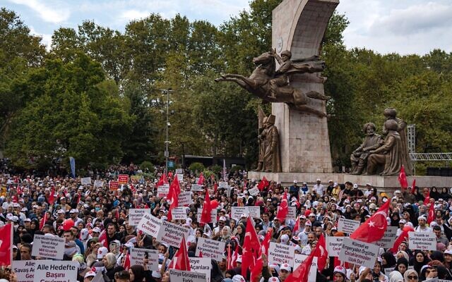 Des manifestants brandissent des pancartes et des drapeaux lors d'un rassemblement anti-LGBT organisé par des organisations pro-islamiques à Istanbul le 18 septembre 2022. (Crédit : Yasin AKGUL / AFP) Des manifestants brandissent des pancartes et des drapeaux lors d'un rassemblement anti-LGBT organisé par des organisations pro-islamiques à Istanbul le 18 septembre 2022. (Crédit : Yasin AKGUL / AFP)