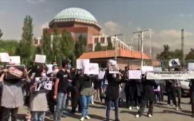 A l'Université Allameh Tabataba'i (ATU), une université publique iranienne, une manifestation pour protester contre la mort controversée d'une jeune femme kurde alors qu'elle était détenue par la "police des mœurs", qui applique des codes vestimentaires stricts, à Téhéran, le 19 septembre 2022 (Crédit : UGC/AFP)