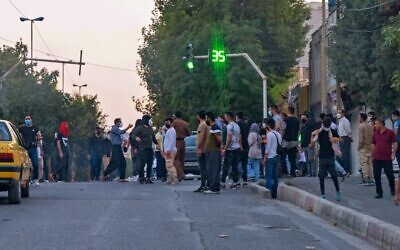 Des manifestants à Sanandaj, capitale de la province iranienne du Kurdistan, le 19 septembre 2022, suite à la mort d'une jeune femme kurde après sa mise en détention par la soi-disant "police des mœurs". (Crédit : AFP)