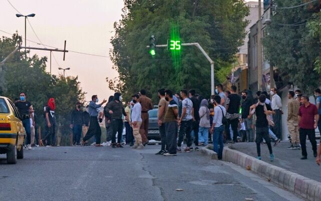 Des manifestants à Sanandaj, capitale de la province iranienne du Kurdistan, le 19 septembre 2022, suite à la mort d'une jeune femme kurde après sa mise en détention par la soi-disant "police des mœurs". (Crédit : AFP)