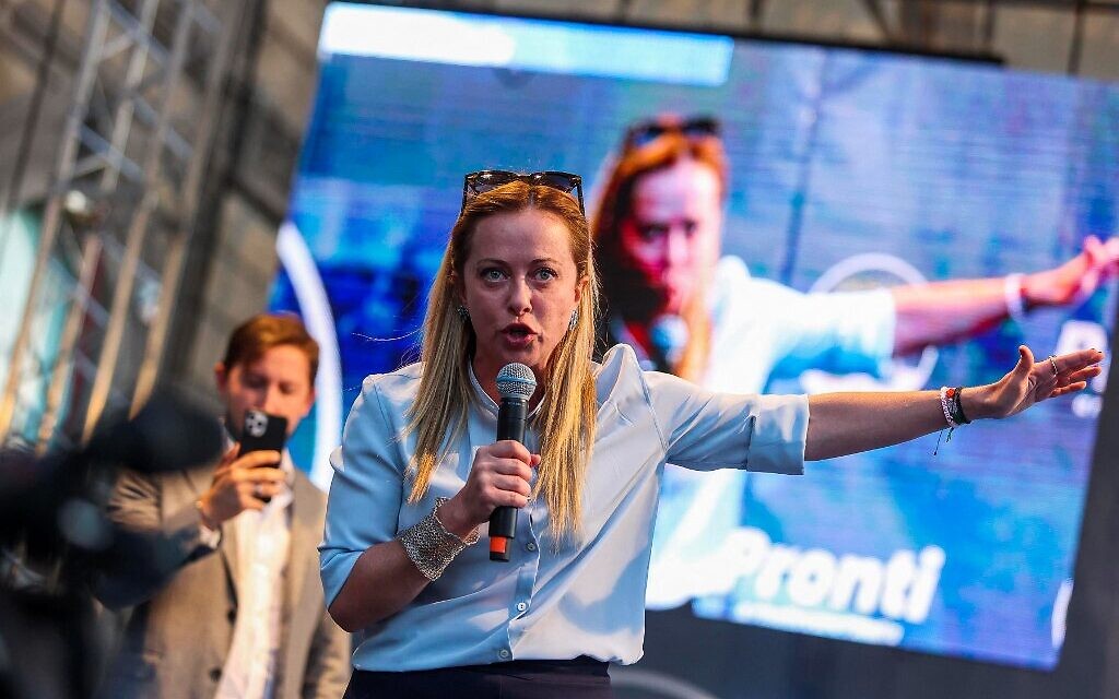 La favorite des élections italiennes, Giorgia Meloni, s'exprimant lors d'un meeting de campagne, à Palerme, en Sicile, le 20 septembre 2022. (Crédit : Igor Petyx/ANSA/AFP) La favorite des élections italiennes, Giorgia Meloni, s'exprimant lors d'un meeting de campagne, à Palerme, en Sicile, le 20 septembre 2022. (Crédit : Igor Petyx/ANSA/AFP)