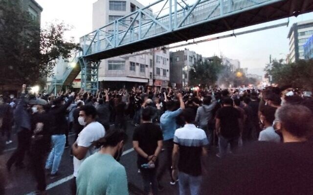 Une photo obtenue par l'AFP hors d'Iran, le 21 septembre 2022, montrant des manifestants iraniens dans les rues de la capitale Téhéran lors d'une manifestation pour Mahsa Amini, quelques jours après sa mort en garde à vue. (Crédit : AFP) Une photo obtenue par l'AFP hors d'Iran, le 21 septembre 2022, montrant des manifestants iraniens dans les rues de la capitale Téhéran lors d'une manifestation pour Mahsa Amini, quelques jours après sa mort en garde à vue. (Crédit : AFP)