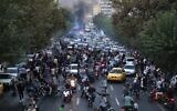 Des manifestants iraniens dans les rues de la capitale de Téhéran lors d'une manifestation pour Mahsa Amini, quelques jours après sa mort en garde à vue, sur une photo obtenue par l'AFP hors d'Iran le 21 septembre 2022. (Crédit : AFP)