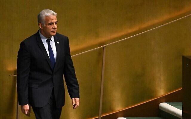 Le Premier ministre Yair Lapid arrive pour s'adresser à la 77e session de l'Assemblée générale des Nations Unies au siège de l'ONU à New York le 22 septembre 2022. (Crédit : Timothy A. Clary/AFP)