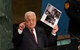 Le dirigeant de l'Autorité palestinienne, Mahmoud Abbas, montrant un graphique lors de la 77e session de l'Assemblée générale des Nations unies au siège de l'ONU, à New York, le 23 septembre 2022. (Crédit : Bryan R. Smith/AFP)