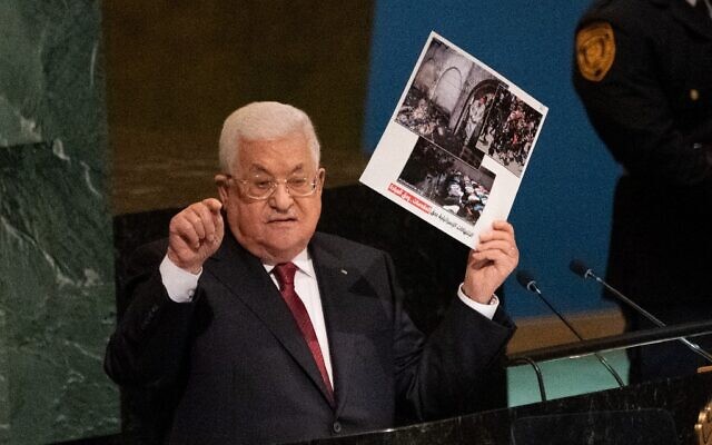 Le dirigeant de l'Autorité palestinienne, Mahmoud Abbas, montrant un graphique lors de la 77e session de l'Assemblée générale des Nations unies au siège de l'ONU, à New York, le 23 septembre 2022. (Crédit : Bryan R. Smith/AFP) Le dirigeant de l'Autorité palestinienne, Mahmoud Abbas, montrant un graphique lors de la 77e session de l'Assemblée générale des Nations unies au siège de l'ONU, à New York, le 23 septembre 2022. (Crédit : Bryan R. Smith/AFP)