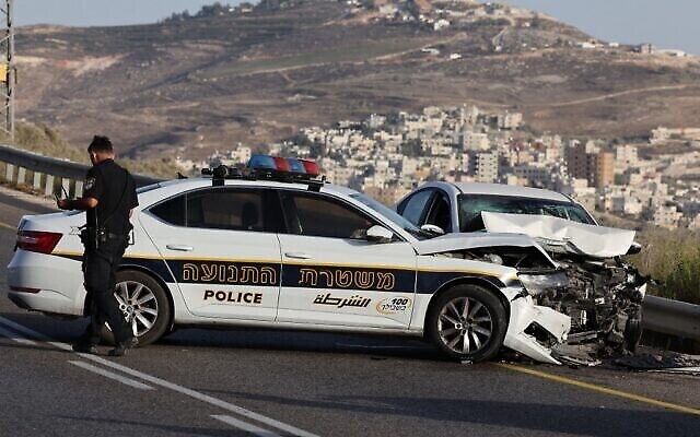 Des véhicules endommagés sur les lieux d’un attentat présumé à la voiture bélier, près de l’avant-poste de Havat Gilad, en Cisjordanie, le 24 septembre 2022. (Crédit :Ahmad Gharabli/AFP) Des véhicules endommagés sur les lieux d’un attentat présumé à la voiture bélier, près de l’avant-poste de Havat Gilad, en Cisjordanie, le 24 septembre 2022. (Crédit :Ahmad Gharabli/AFP)