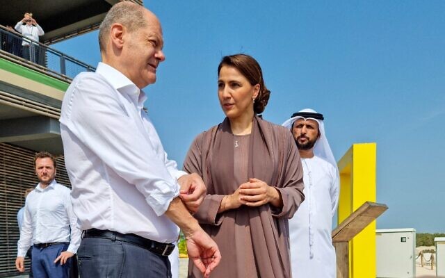 Le chancelier allemand Olaf Scholz, à gauche, et la ministre émirienne de l'Environnement Mariam Almheiri visitant le parc de mangrove de Jubail, à Abu Dhabi, le 25 septembre 2022. (Crédit : Mohamad Ali Harissi/AFP) Le chancelier allemand Olaf Scholz, à gauche, et la ministre émirienne de l'Environnement Mariam Almheiri visitant le parc de mangrove de Jubail, à Abu Dhabi, le 25 septembre 2022. (Crédit : Mohamad Ali Harissi/AFP)