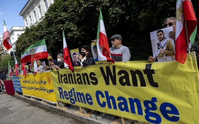 Illustration : Des sympathisants du Conseil national de la Résistance iranienne (CNRI) et des Moudjahidine du peuple d'Iran (MEK) participant à une manifestation de soutien aux manifestants iraniens, à proximité de l'ambassade d'Iran, à Vienne, en Autriche, le 26 septembre 2022. (Crédit : Joe Klamar/AFP) Illustration : Des sympathisants du Conseil national de la Résistance iranienne (CNRI) et des Moudjahidine du peuple d'Iran (MEK) participant à une manifestation de soutien aux manifestants iraniens, à proximité de l'ambassade d'Iran, à Vienne, en Autriche, le 26 septembre 2022. (Crédit : Joe Klamar/AFP)