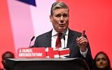 Le chef du Parti travailliste britannique, Keir Starmer, prononce son discours devant les délégués au troisième jour de la conférence annuelle du Parti travailliste à Liverpool, dans le nord-ouest de l'Angleterre, le 27 septembre 2022. (Crédit : Oli SCARFF / AFP)