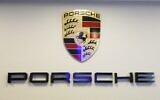 Le logo du constructeur automobile allemand Porsche AG, sur le siège de l'entreprise à Stuttgart, dans le sud de l'Allemagne, en septembre 2022. (Crédit : Thomas Kienzle/AFP)