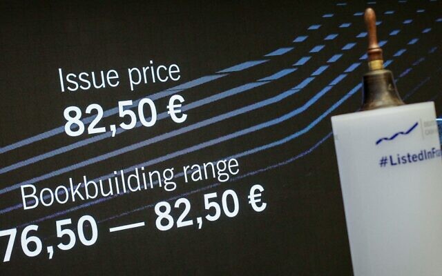 La cloche qui sonnera lors du lancement de l'offre publique initiale (IPO) du constructeur automobile allemand Porsche AG, mise en place à côté du prix d'émission à la Bourse de Francfort, dans l'ouest de l'Allemagne, le 29 septembre 2022. (Crédit : Daniel ROLAND/AFP) La cloche qui sonnera lors du lancement de l'offre publique initiale (IPO) du constructeur automobile allemand Porsche AG, mise en place à côté du prix d'émission à la Bourse de Francfort, dans l'ouest de l'Allemagne, le 29 septembre 2022. (Crédit : Daniel ROLAND/AFP)