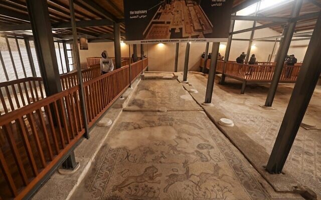 Une vue générale montre les vestiges d'une église byzantine lors d'une inauguration du site archéologique de Mukheitim à Jabalia, dans le nord de la bande de Gaza, le 24 janvier 2022. (Crédit : Mahmud HAMS / AFP)