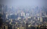 La ligne d'horizon de la ville égyptienne de Gizeh, jumelle de la capitale Le Caire, vue depuis la tour du Caire, le 17 décembre 2017. (Crédit : Mohamed El-Shahed/AFP)