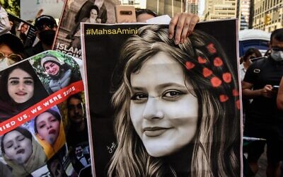 Des manifestants contre le président iranien Ebrahim Raisi devant les Nations unies, à New York, le 21 septembre 2022. (Crédit : Stephanie Keith/Getty Images/AFP)