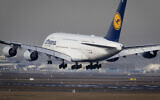 Un Airbus A380 de Lufthansa atterrissant à Francfort, en Allemagne, le 14 février 2019. (Crédit : Michael Probst/AP)
