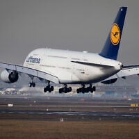 Un Airbus A380 de Lufthansa atterrissant à Francfort, en Allemagne, le 14 février 2019. (Crédit : Michael Probst/AP)