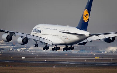 Un Airbus A380 de Lufthansa atterrissant à Francfort, en Allemagne, le 14 février 2019. (Crédit : Michael Probst/AP)