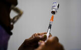 Photo d'illustration : Un agent de santé prépare un vaccin Pfizer COVID dans une clinique de vaccination à Chester, en Pennsylvanie, le 15 décembre 2021. Photo d'illustration : (Crédit : Matt Rourke/AP)