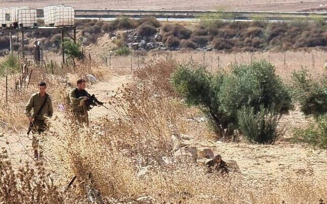 Les troupes israéliennes arrêtent un Palestinien qui aurait tenté d'arracher l'arme d'un soldat près de Beit Furik, dans le nord de la Cisjordanie, le 7 septembre 2022. (Crédit : Réseaux sociaux) Les troupes israéliennes arrêtent un Palestinien qui aurait tenté d'arracher l'arme d'un soldat près de Beit Furik, dans le nord de la Cisjordanie, le 7 septembre 2022. (Crédit : Réseaux sociaux)