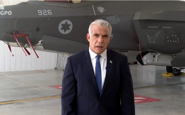 Le Premier ministre Yair Lapid sur la base aérienne de Nevatim, dans le sud d'Israël, le 6 septembre 2022. (Crédit : Capture d'écran vidéo/GPO)