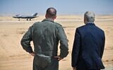 Le Premier ministre Yair Lapid, à droite, et le commandant de l'armée de l'air Tomer Bar regardant un F-35 sur la base aérienne de Nevatim, dans le sud d'Israël, le 6 septembre 2022. (Crédit : Kobi Gideon/Bureau du Premier ministre)